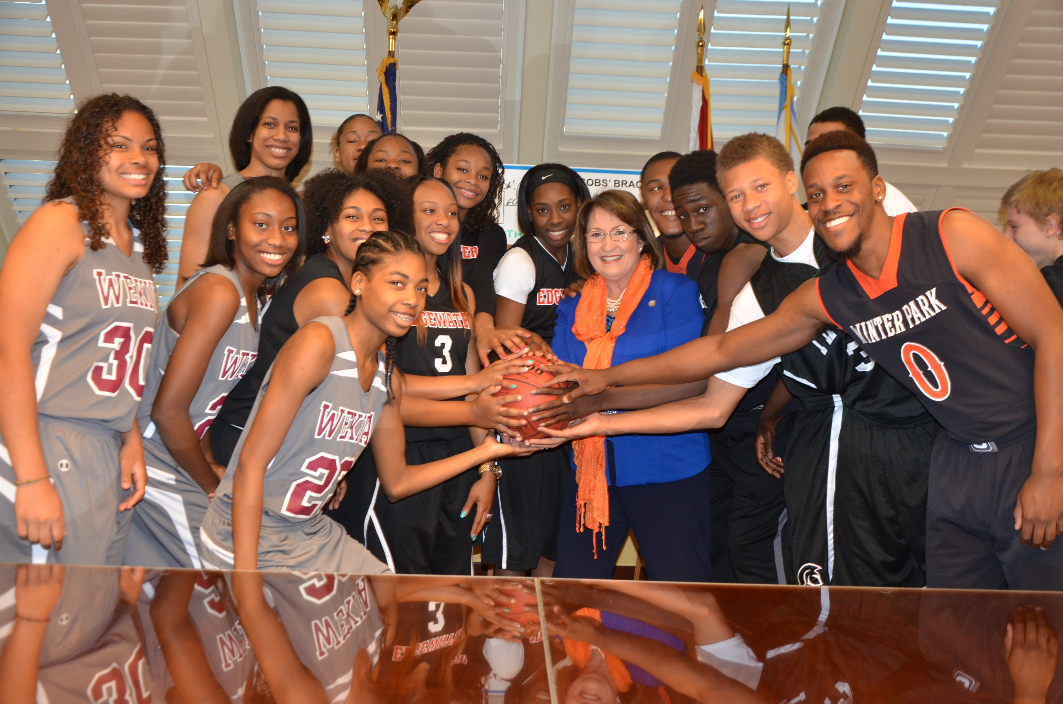 La Alcaldesa Jacobs con estudiantes deportistas