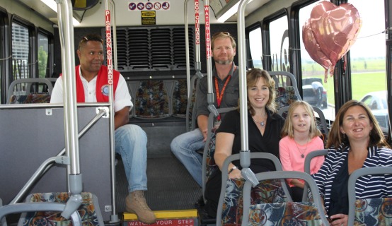 La Comisionada Thompson con pacientes y veteranos en el autobús de LYNX hasta Lake Nona
