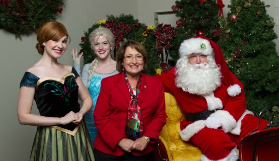 La Alcaldesa Jacobs con personajes navideños