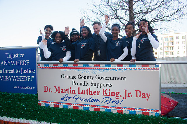 Empleados del Condado de Orange en la flota del Desfile de MLK