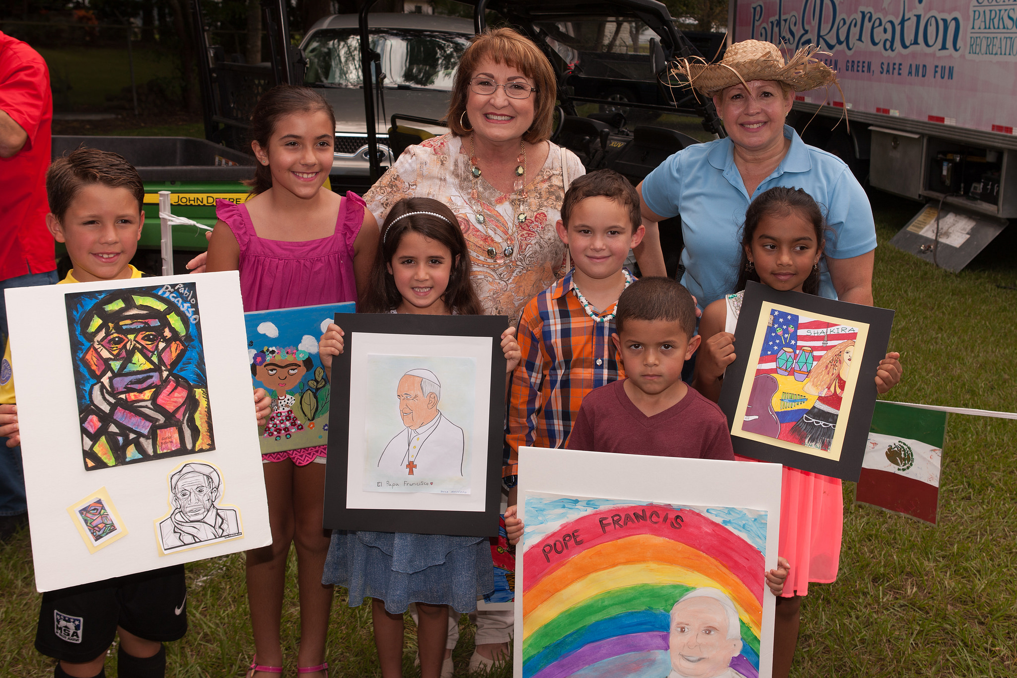 La Alcaldesa Jacobs acompañada por niños en la celebración del Mes de la Herencia Hispana