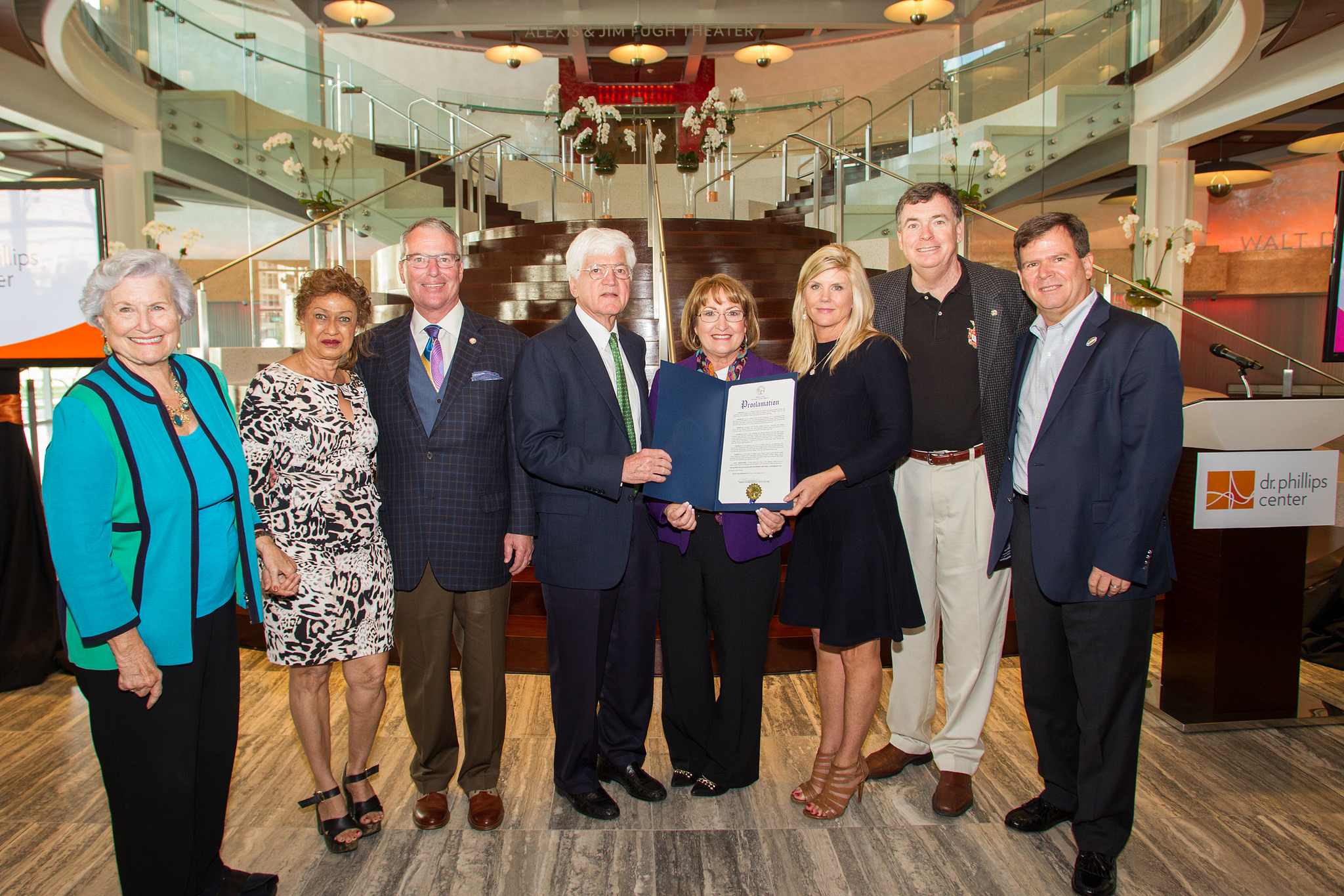 La Alcaldesa Teresa Jacobs y líderes de la comunidad en la celebracíon del primer aniversario del Dr. Phillips Center