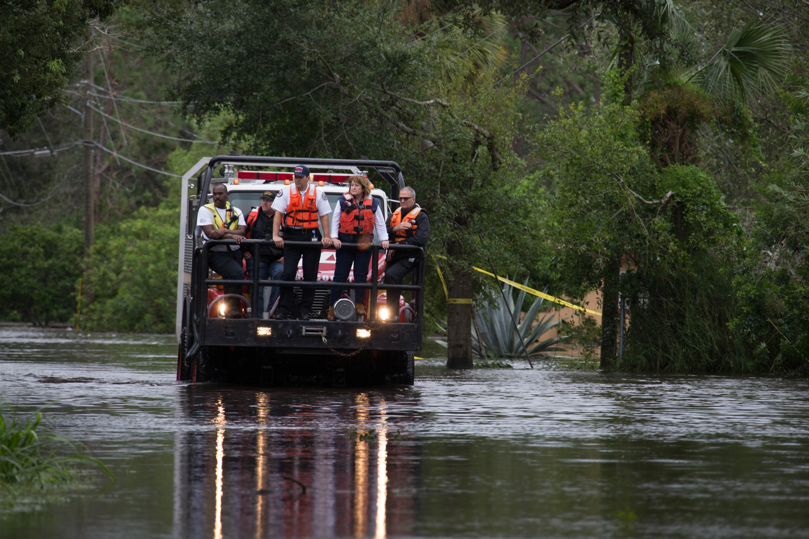 Personal de emergencia evaluando el daño