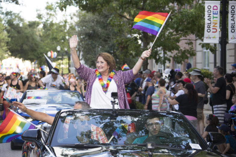 La Alcaldesa Jacobs en el Desfile del Orgullo Gay