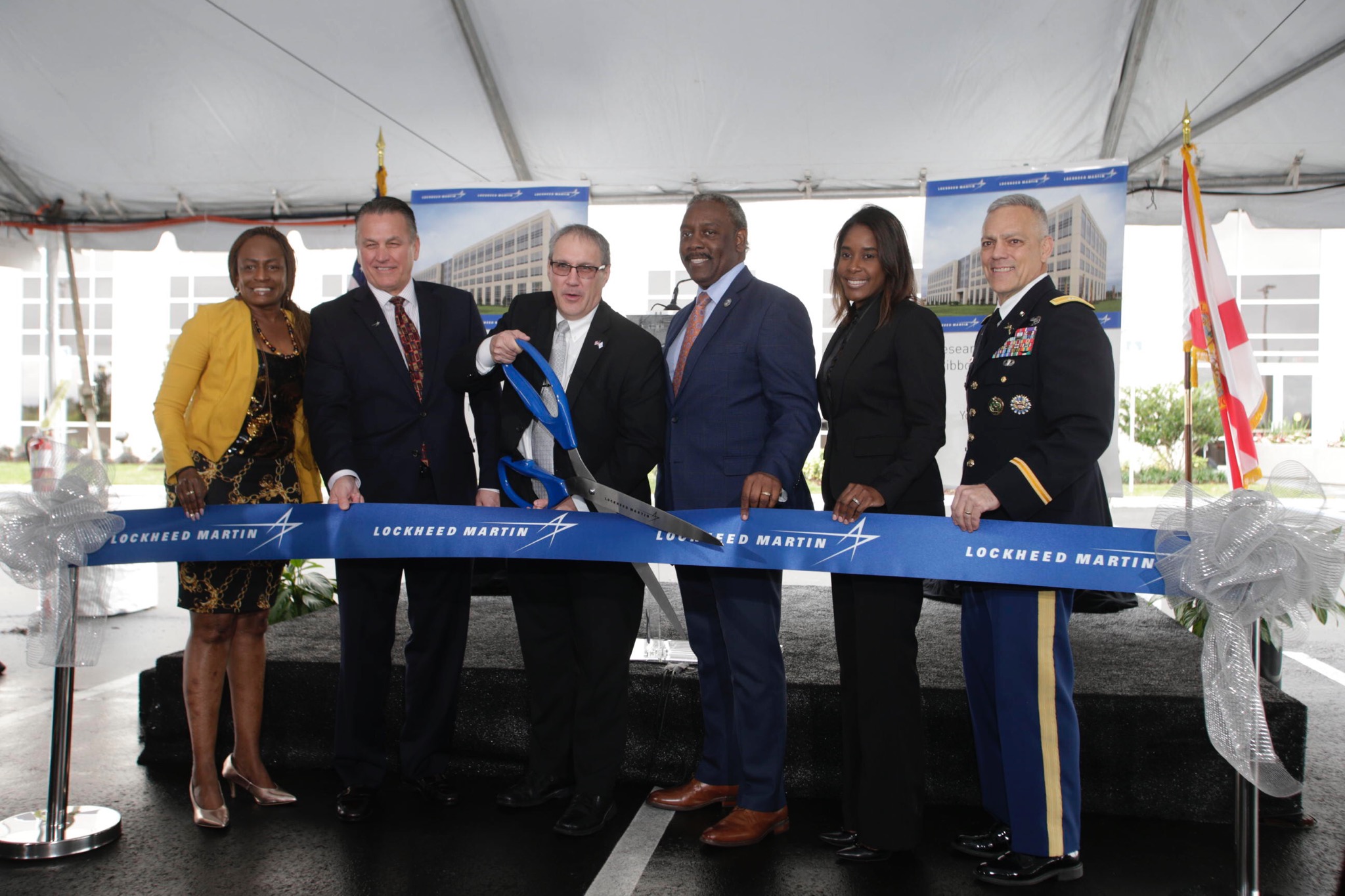 El Alcalde del Condado de Orange, Jerry Demings, reunido con otros cinco líderes de la comunidad y ejecutivos de Lockheed Martin durante la ceremonia de corte de cinta  por la inauguración del centro de Investigación y el Desarrollo II de Lockheed Martin.