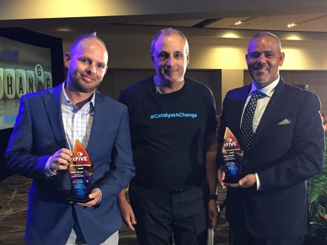Tres hombres posan para la foto con sus premios
