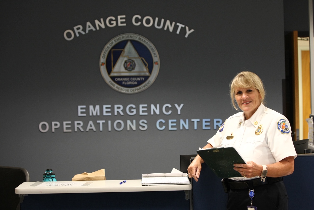 La Jefa Lauraleigh Avery en el Centro de Operaciones de Emergencia del Condado de Orange 