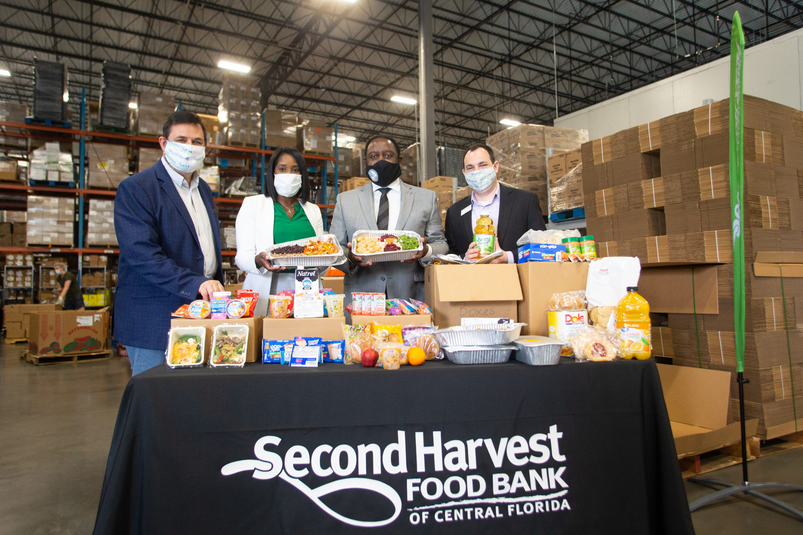 El Director de Desarrollo en Second Harvest Food Bank of Central Florida, Greg Higgerson; la Comisionada del Distrito 6, Victoria P. Siplin; el Alcalde del Condado de Orange, Jerry L. Demings; y el Director de Filantropía en Second Harvest Dan Samuels celebran la inauguración de Mercy Kitchen.