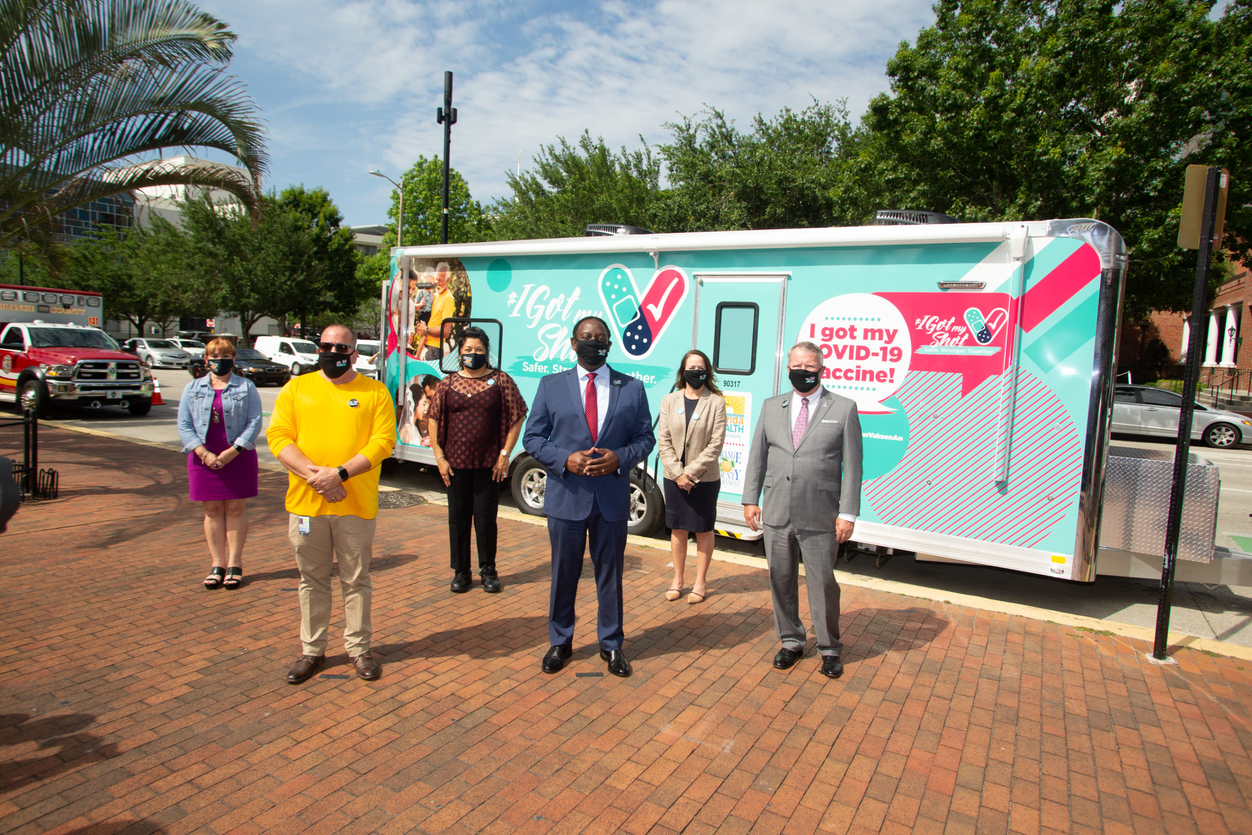 Los Comisionados del Condado de Orange, el Alcalde Dyer de Orlando y el Alcalde Demings del Condado de Orange en el lanzamiento de la Campaña para Disipar las Dudas en Relación con la Vacuna.