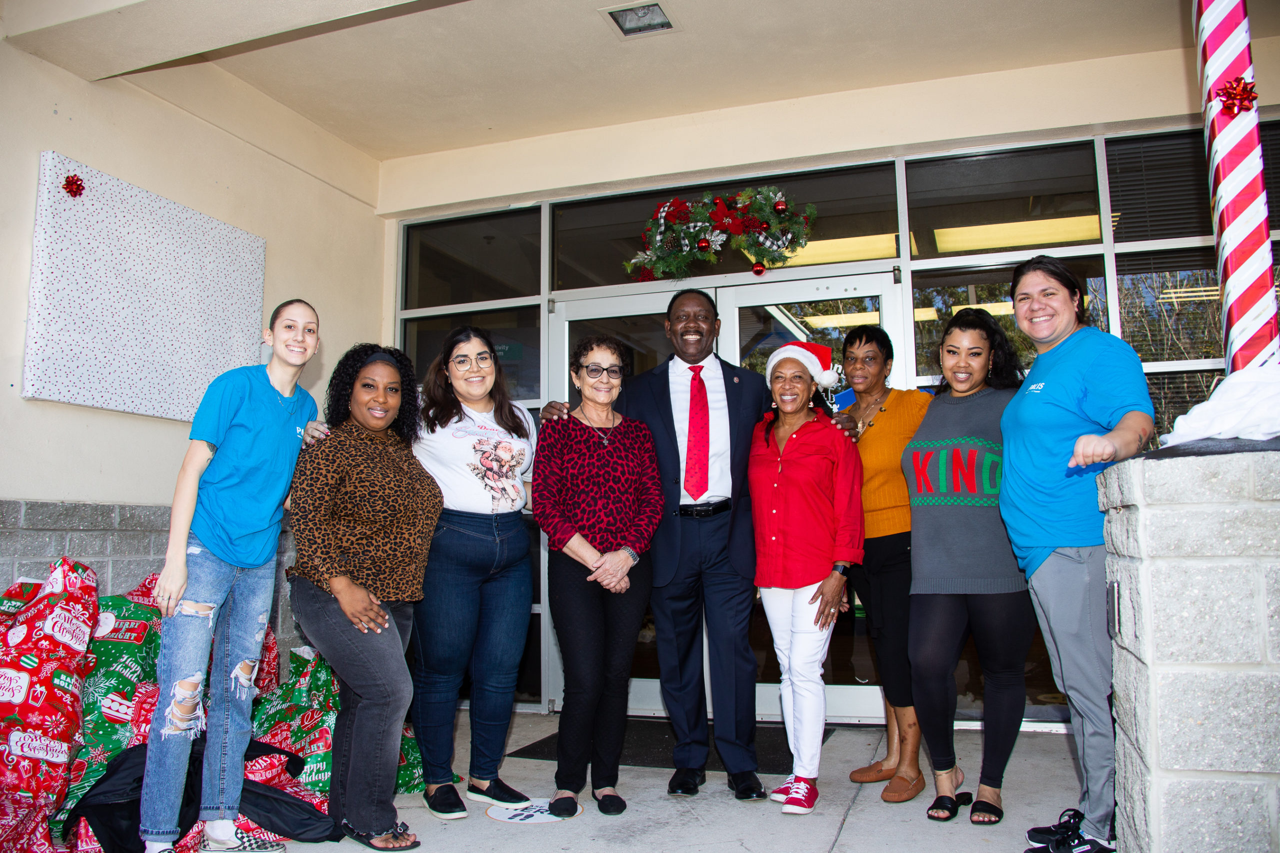 El Alcalde del Condado de Orange posa para una foto navideña junto al personal del Condado de Orange.