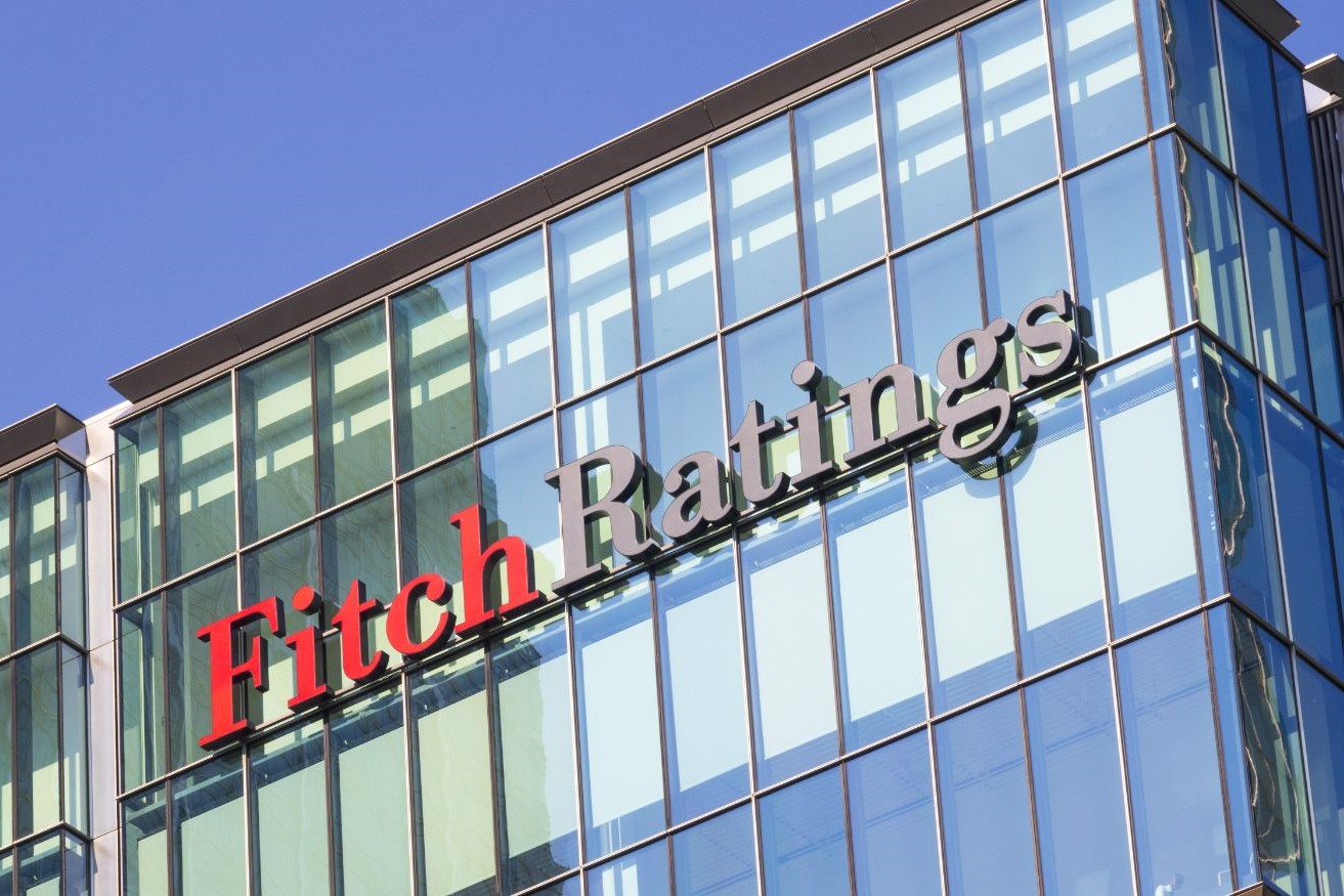 Cartel rojo de Fitch Ratings en un edificio de vidrio