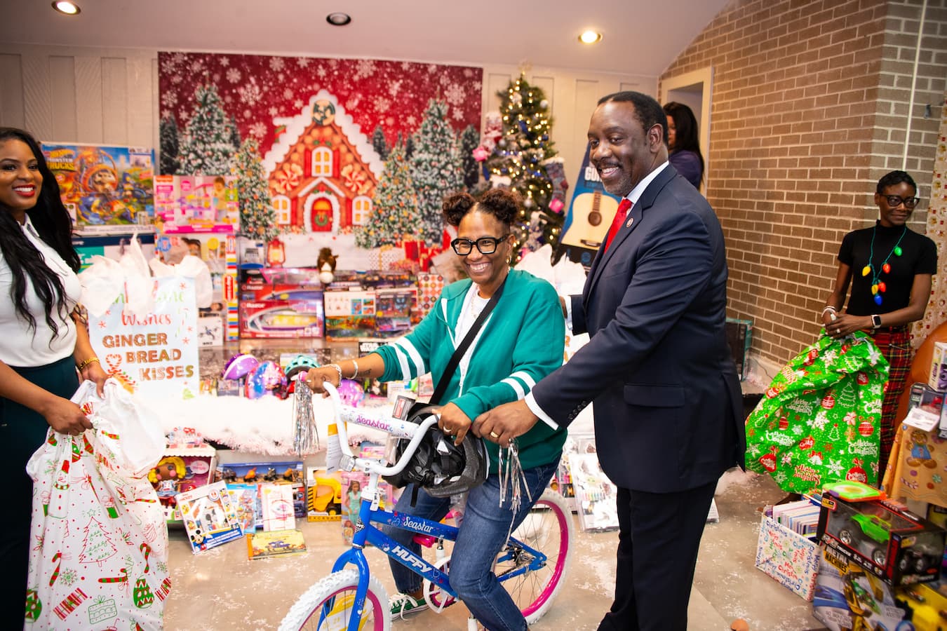 El Alcalde del Condado de Orange, Jerry L. Demings,  ayuda a las familias a seleccionar los juguetes de la Colecta de Juguetes para las Fiestas durante el evento que se llevó a cabo el jueves 15 de diciembre de 2022 en Orlo Vista Park.