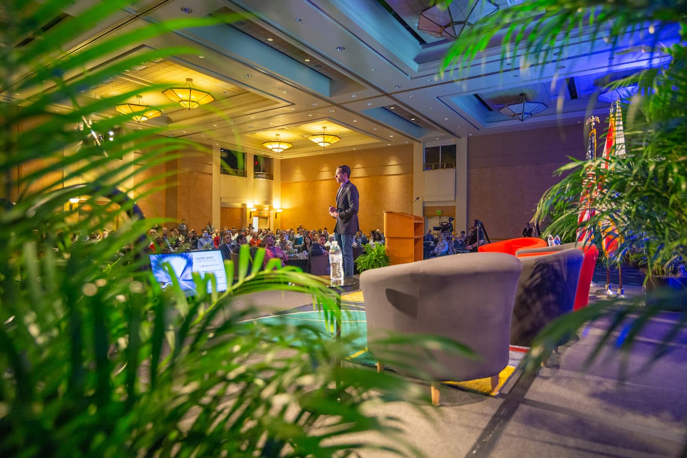 Will Roper, Fundador y CEO, Istari, pronuncia el discurso de apertura en la Cumbre de Simulación de Florida 2024 organizada por el Gobierno del Condado de Orange y el Centro Nacional de Simulación.