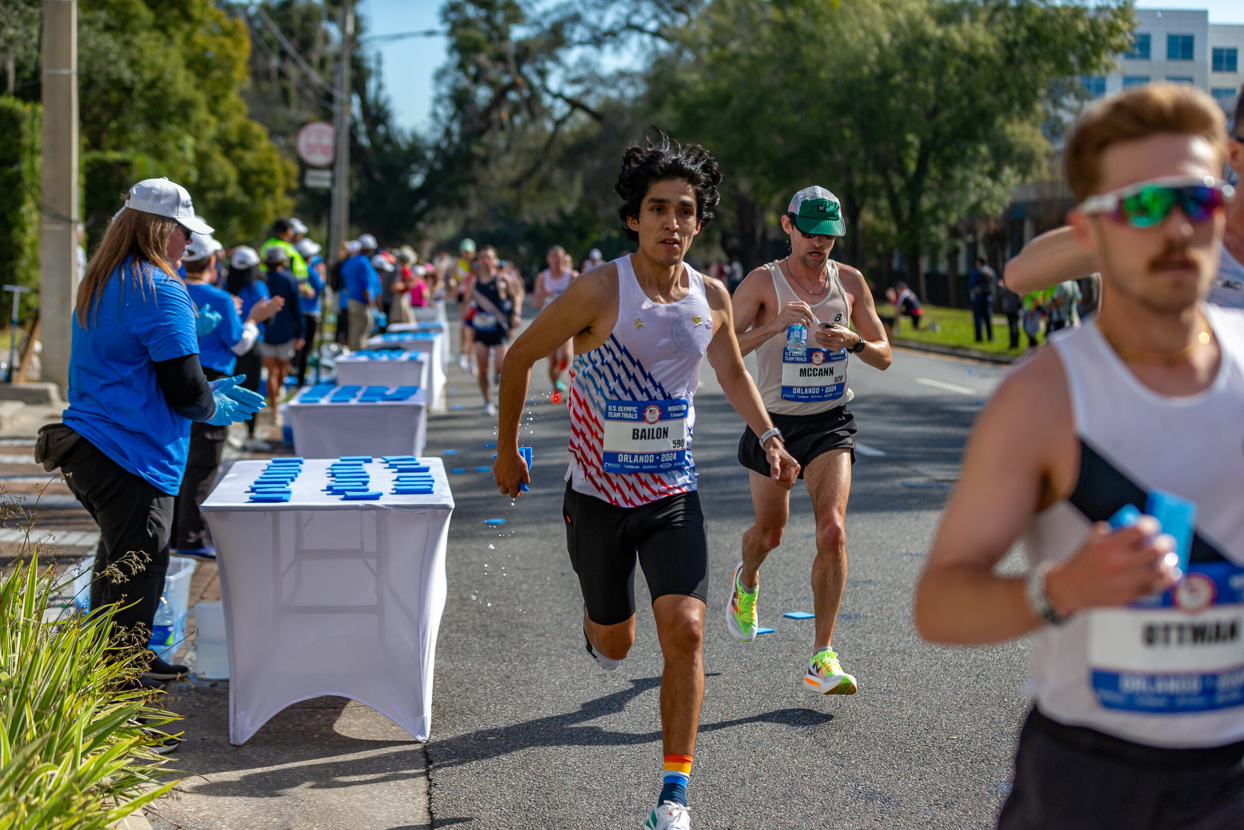 Un grupo de corredores compiten durante las Pruebas de Maratón Olímpico de EE. UU. en el centro de Orlando.