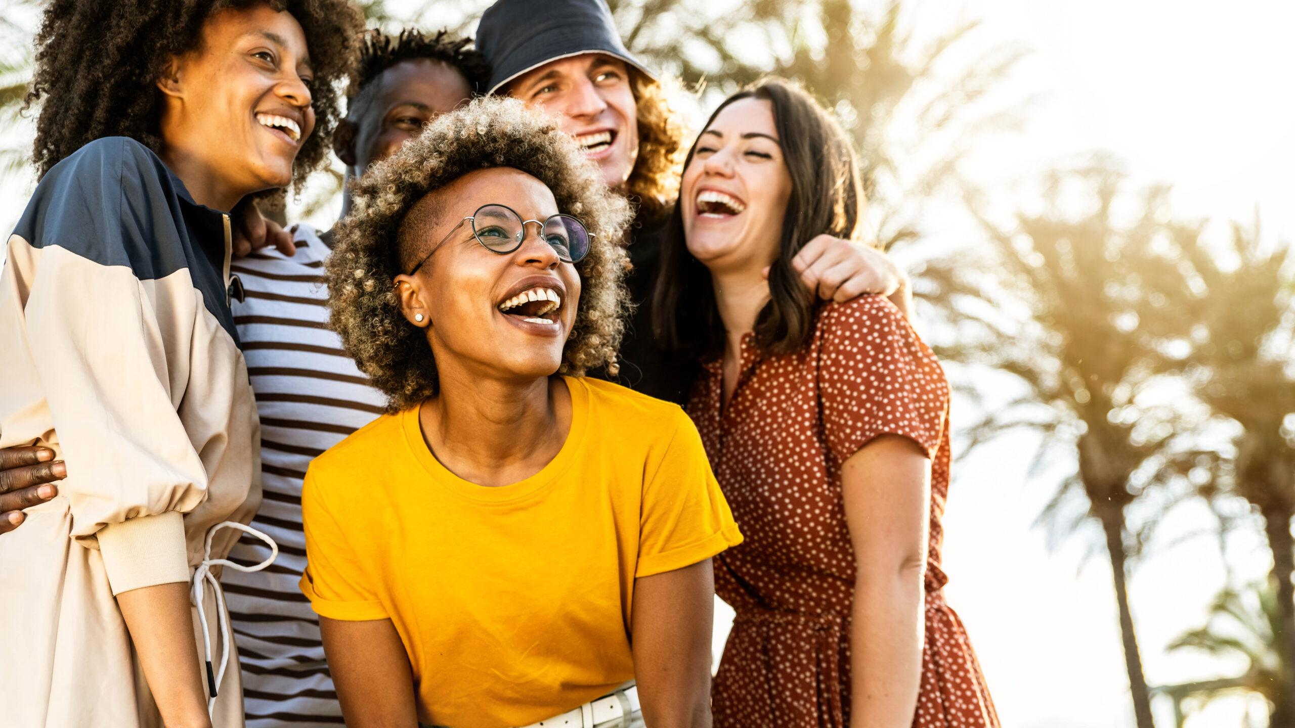 Jóvenes riéndose a carcajadas en un día soleado - Grupo alegre de mejores amigos disfrutando de las vacaciones de verano juntos